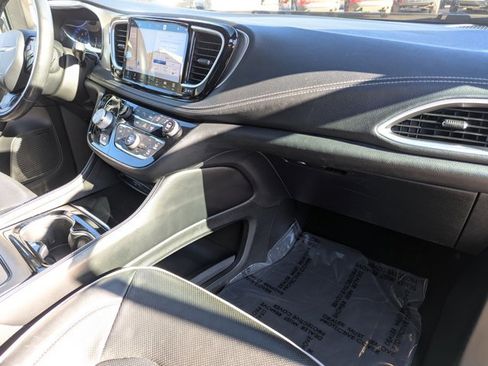 Used 2021 Chrysler Pacifica Limited w/ Uconnect Theater Family Group image 25