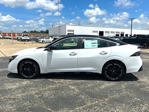 New 2026 Nissan Sentra SR w/ Floor Mat Package FWD image 5