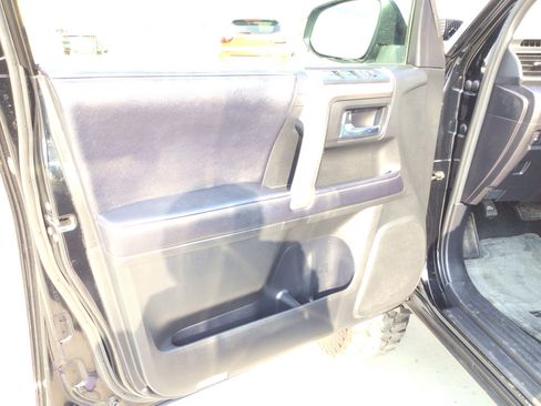 Used 2018 Toyota 4Runner SR5 AWD/4WD image 10