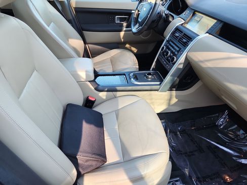 Used 2019 Land Rover Discovery Sport Landmark Edition image 3