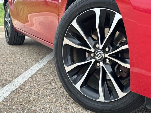 Used 2018 Toyota Corolla SE image 2