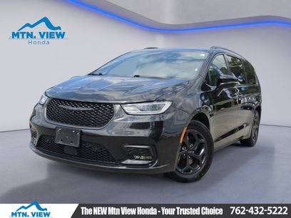 Used 2024 Chrysler Pacifica Premium