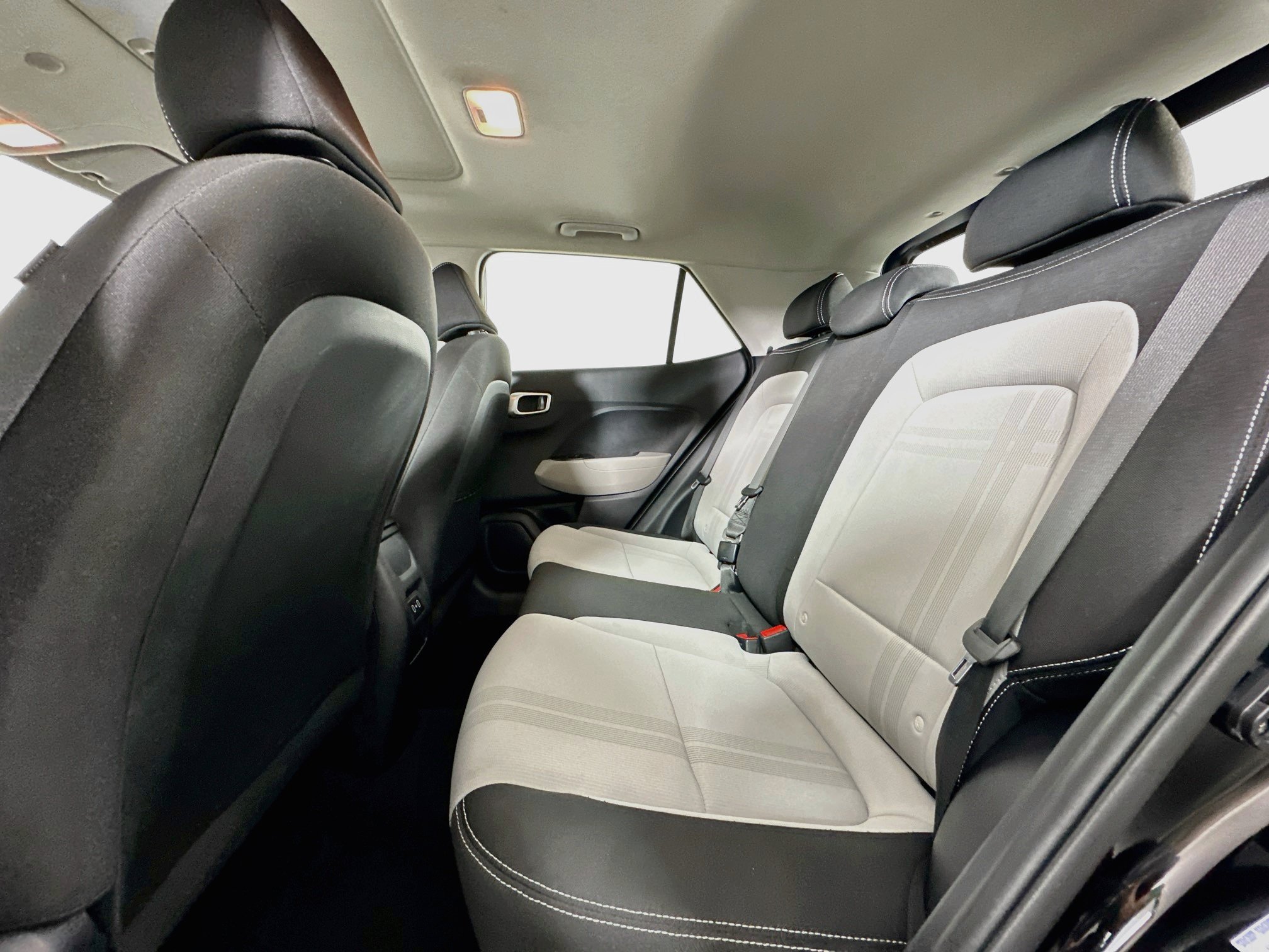 Used 2025 Hyundai Venue SEL FWD image 27
