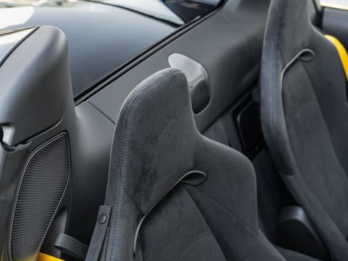 Used 2025 McLaren Artura Spider image 19