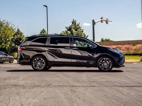 Used 2021 Toyota Sienna XSE w/ XSE Plus Package FWD image 6