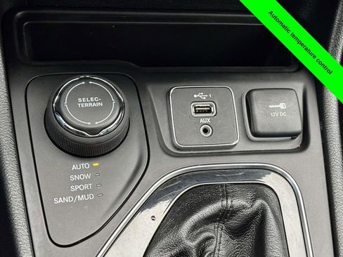 Used 2023 Jeep Cherokee Altitude Lux image 23