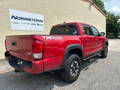 Used 2017 Toyota Tacoma TRD Off-Road w/ Premium & Technology Package AWD/4WD image 4
