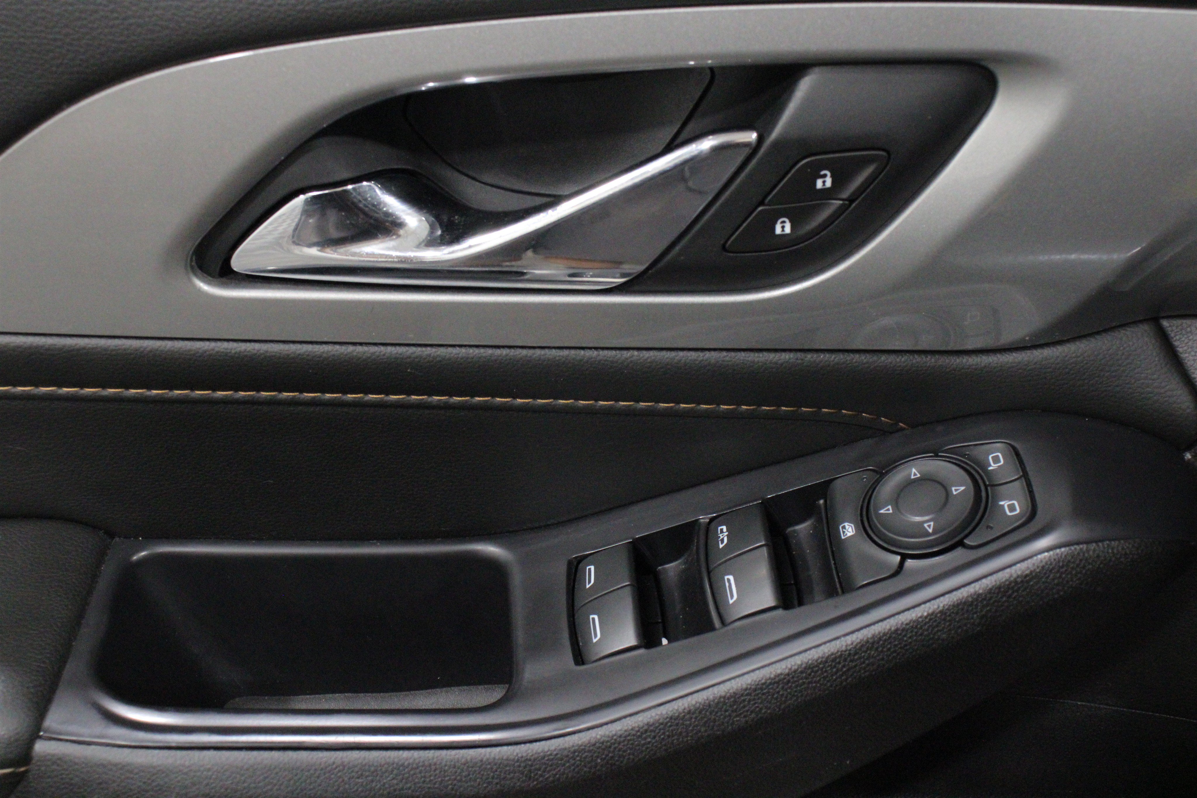 Used 2021 Chevrolet Traverse LT FWD image 7