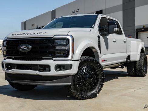 Used 2026 Ford F450 Platinum w/ FX4 Off-Road Package image 3