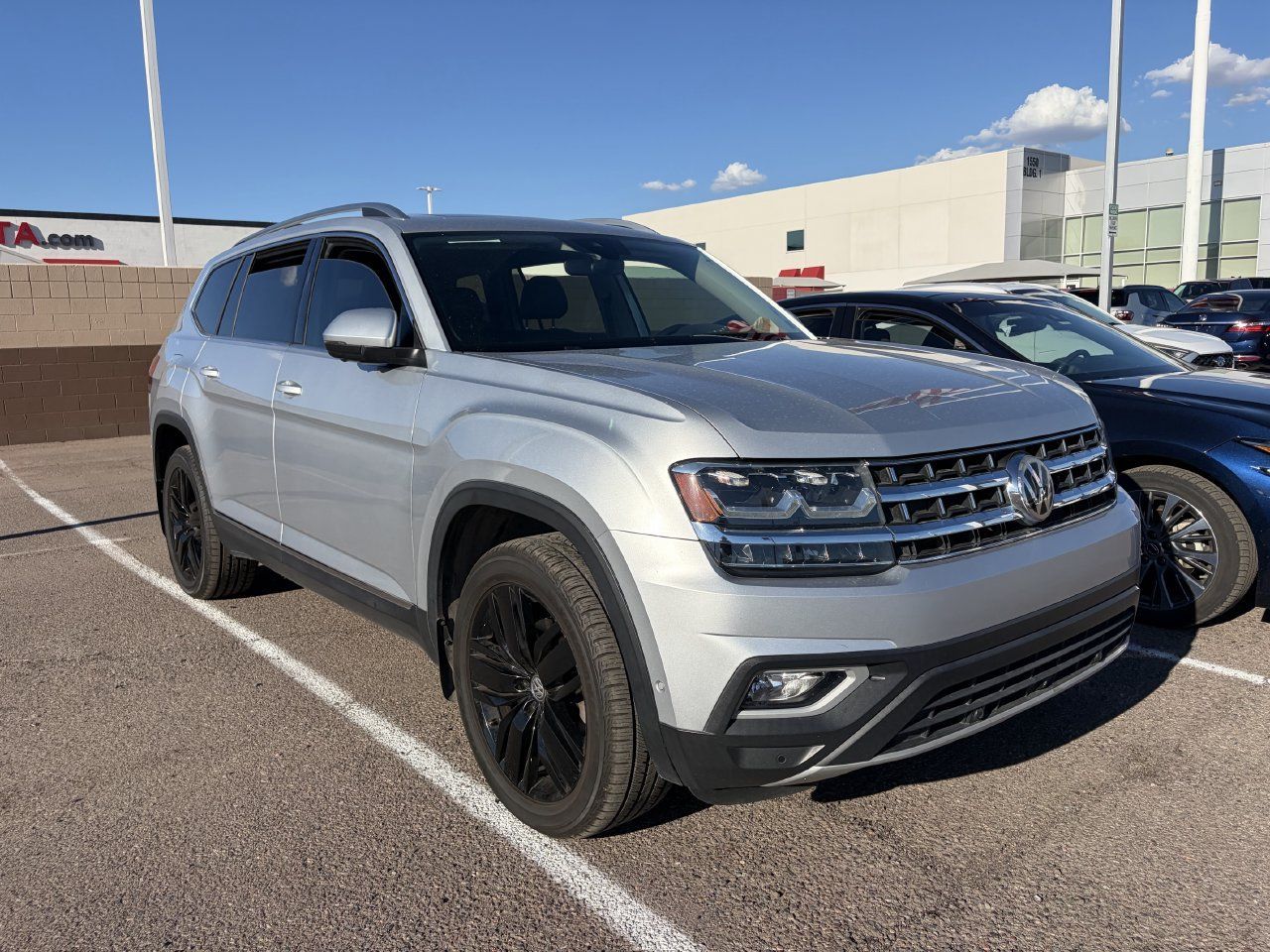 Used 2018 Volkswagen Atlas SEL Premium AWD/4WD image 2
