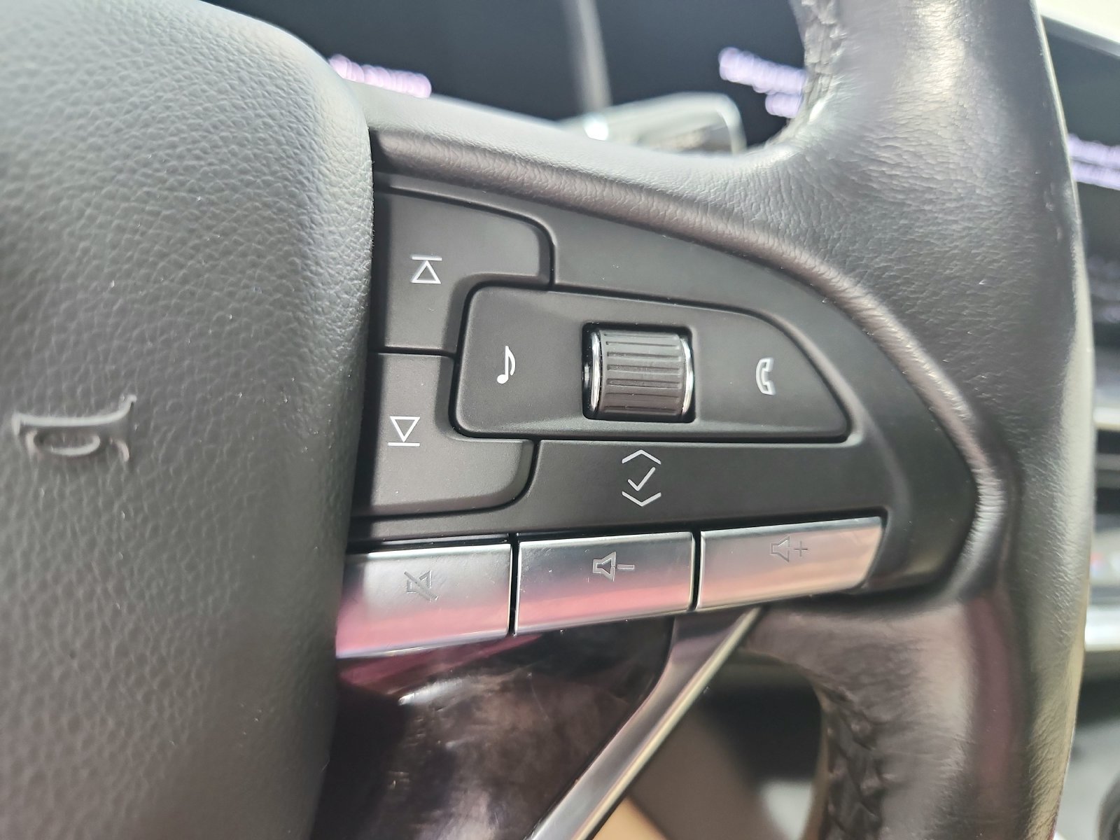 Used 2021 Cadillac Escalade ESV Premium Luxury AWD/4WD image 25