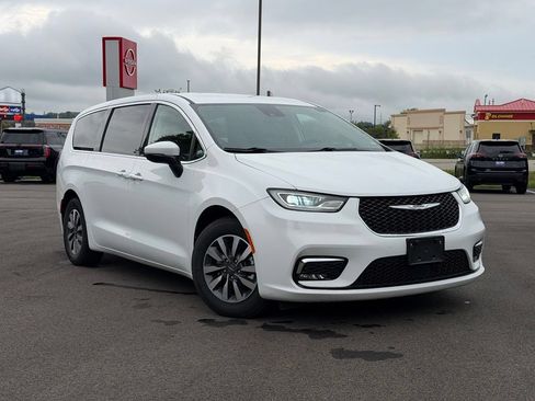 Used 2023 Chrysler Pacifica Touring-L FWD image 1