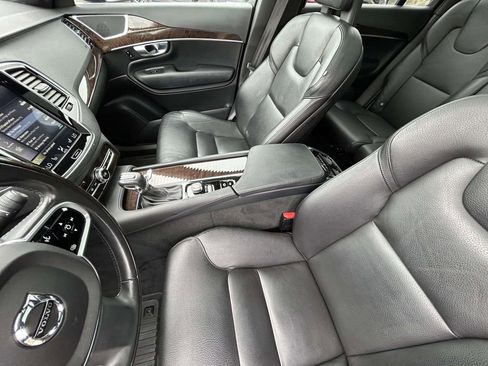 Used 2017 Volvo XC90 T6 Momentum w/ Vision Package image 10