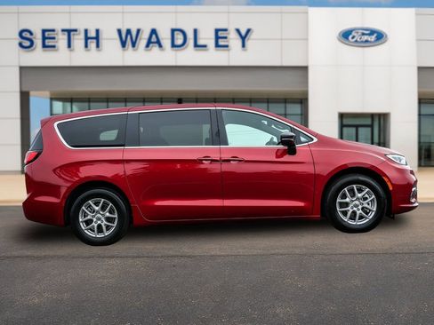 Used 2025 Chrysler Pacifica Select FWD image 8