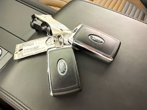 Used 2024 Land Rover Discovery Metropolitan Edition image 17