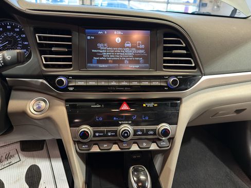 Used 2019 Hyundai Elantra Limited FWD image 17