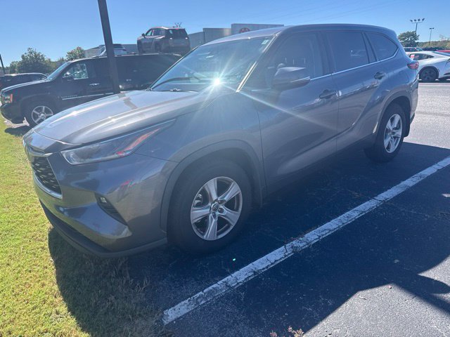 Used 2021 Toyota Highlander LE AWD/4WD image 1