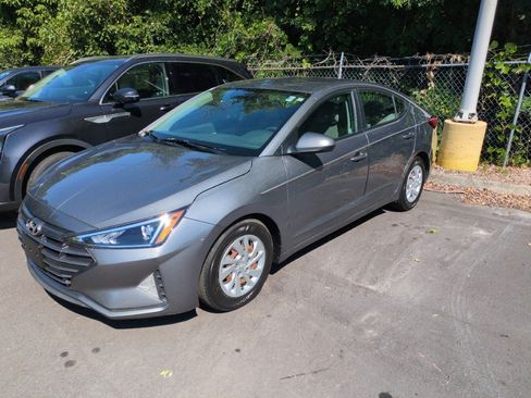 Used 2019 Hyundai Elantra SE FWD image 2
