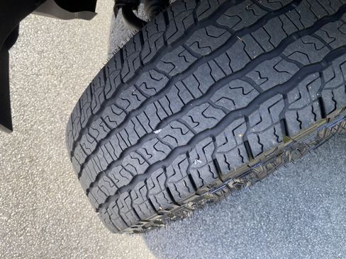 Used 2024 Chevrolet Colorado Z71 w/ Z71 Convenience Package 2 image 12