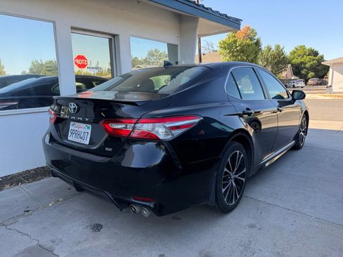 Used 2020 Toyota Camry SE w/ Convenience Package FWD image 2