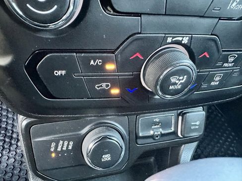 Used 2023 Jeep Renegade Latitude image 25