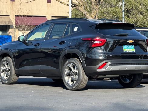 New 2026 Chevrolet Trax LT w/ Driver Confidence Package FWD image 5