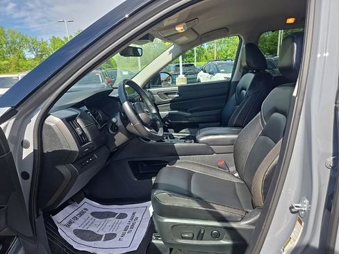 Used 2023 Nissan Pathfinder SL w/ Black Appearance Package AWD/4WD image 7