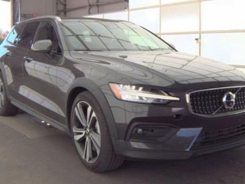 Used 2025 Volvo V60 B5 Cross Country Plus AWD/4WD image 2
