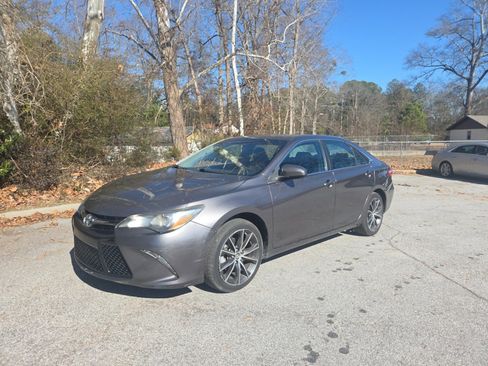 Used 2017 Toyota Camry XSE image 1
