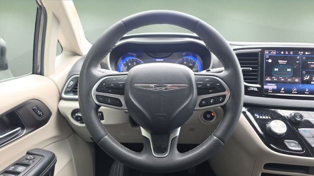 Used 2023 Chrysler Pacifica Touring-L FWD image 9