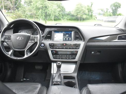 Used 2015 Hyundai Sonata Limited w/ Option Group 06 FWD image 19