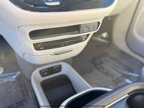 Used 2017 Chrysler Pacifica Touring-L Plus FWD image 31