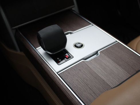 Used 2024 Land Rover Range Rover Long Wheelbase Autobiography image 25