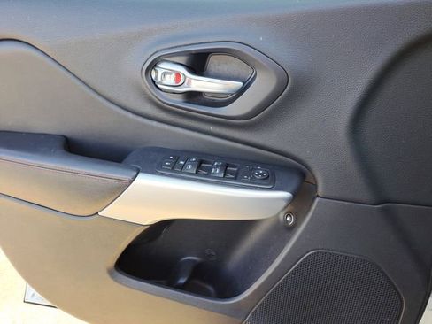 Used 2018 Jeep Cherokee Trailhawk w/ Comfort/Convenience Group image 17