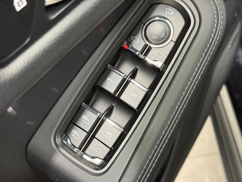 Used 2025 Porsche Macan AWD/4WD image 26