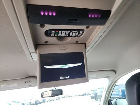 Used 2014 Chrysler Town & Country Touring image 19