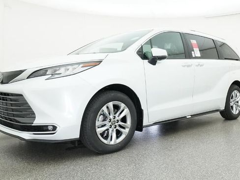 New 2026 Toyota Sienna Limited FWD image 17