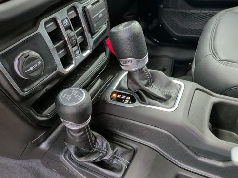 Used 2025 Jeep Wrangler Unlimited Sahara AWD/4WD image 26