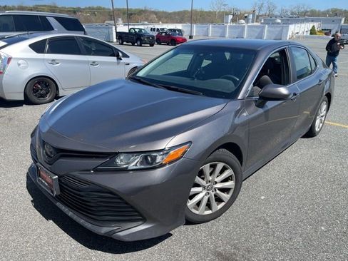 Used 2018 Toyota Camry LE image 4