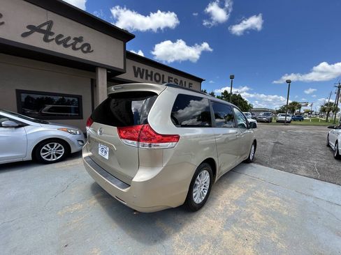 Used 2013 Toyota Sienna XLE w/ Premium Pkg FWD image 4