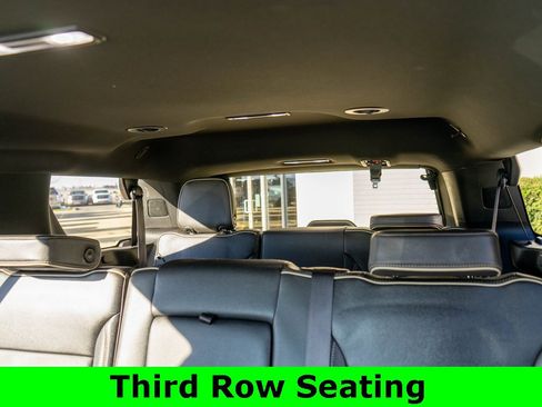 Used 2024 GMC Yukon SLT w/ SLT Luxury Package image 12