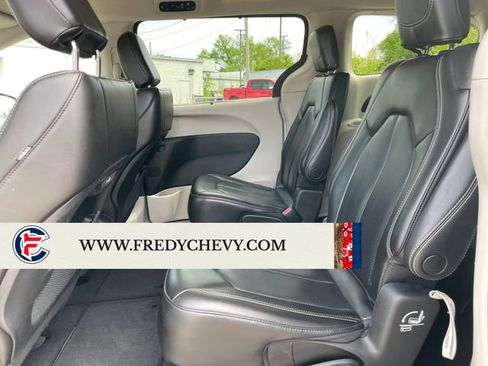 Used 2023 Chrysler Pacifica Touring-L FWD image 23