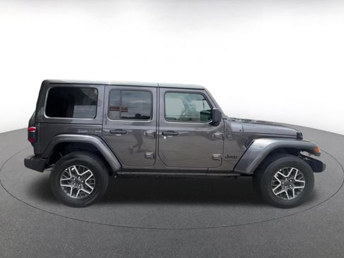 Used 2025 Jeep Wrangler Unlimited Sahara AWD/4WD image 16