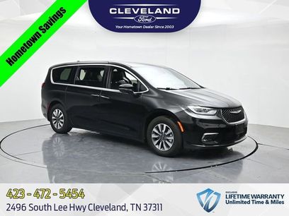 Used 2025 Chrysler Pacifica Select