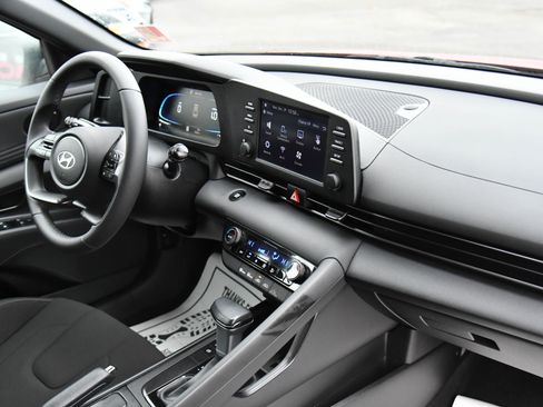 Used 2025 Hyundai Elantra Sport image 38