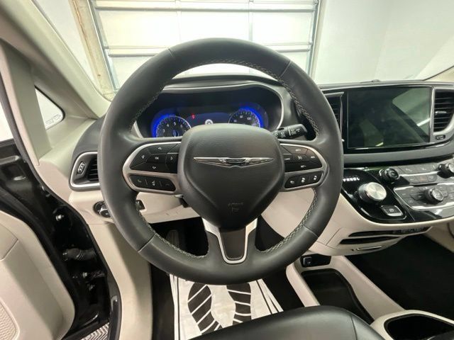 Used 2023 Chrysler Pacifica Touring-L FWD image 8