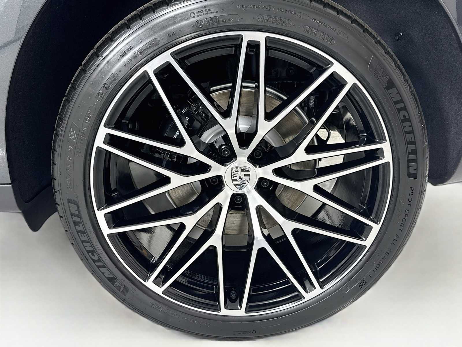 Used 2026 Porsche Macan AWD/4WD image 32