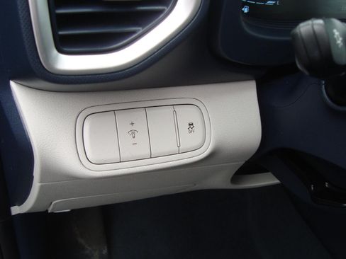Used 2023 Hyundai Venue Limited w/ Cargo Package FWD image 11