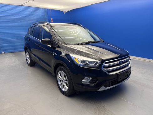 Used 2017 Ford Escape SE w/ Equipment Group 201A AWD/4WD image 2