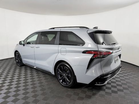 Used 2025 Toyota Sienna XSE FWD image 18